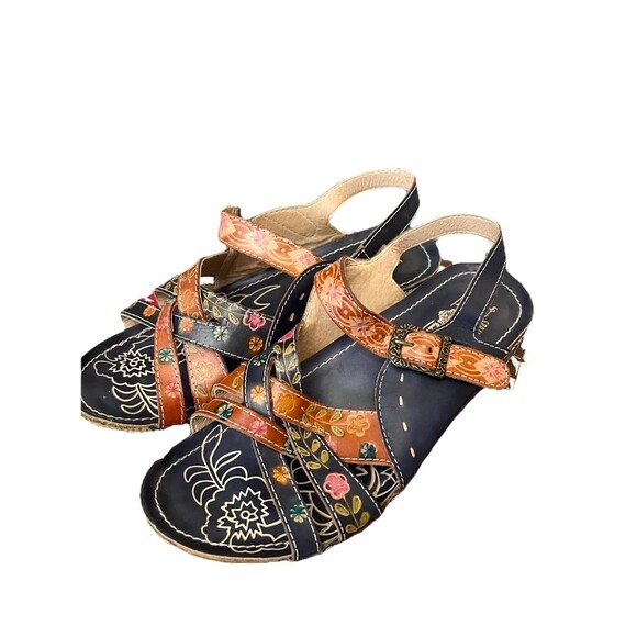 L’ARTISTE Spring Step Tabitha Sandals 39 8 Navy Blue Tooled Leather Buckle - Picture 1 of 9